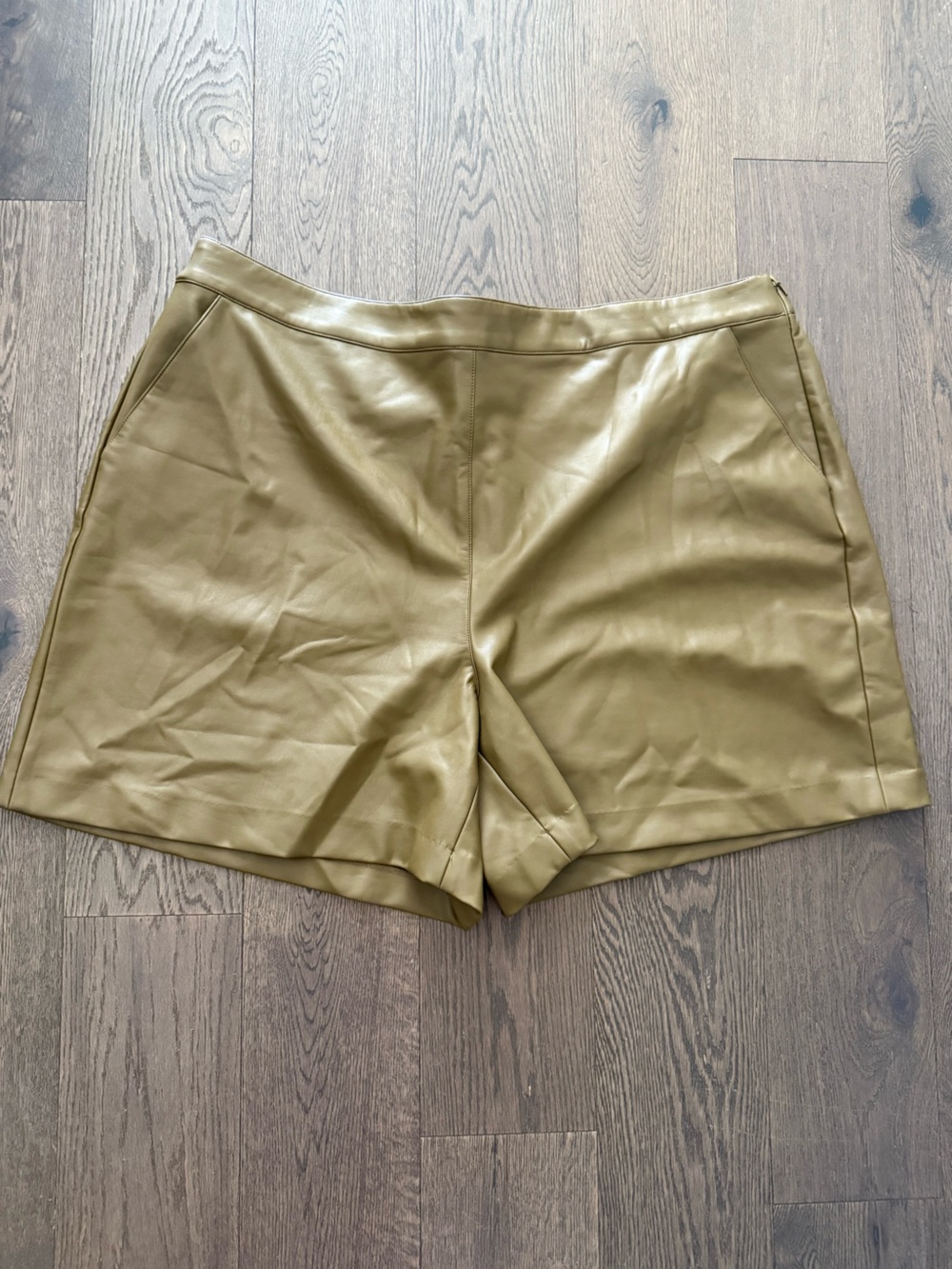 Halogen Faux Leather Women’s Shorts — Olive Green